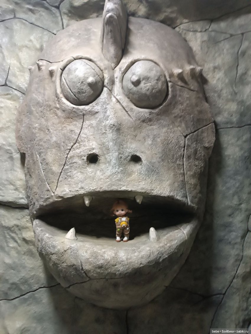 Море шепчет не грусти, лучше в гости приходи. Подарю тебе ракушку, ласково шепну на ушко. Искупаю в пене даже, полежишь со