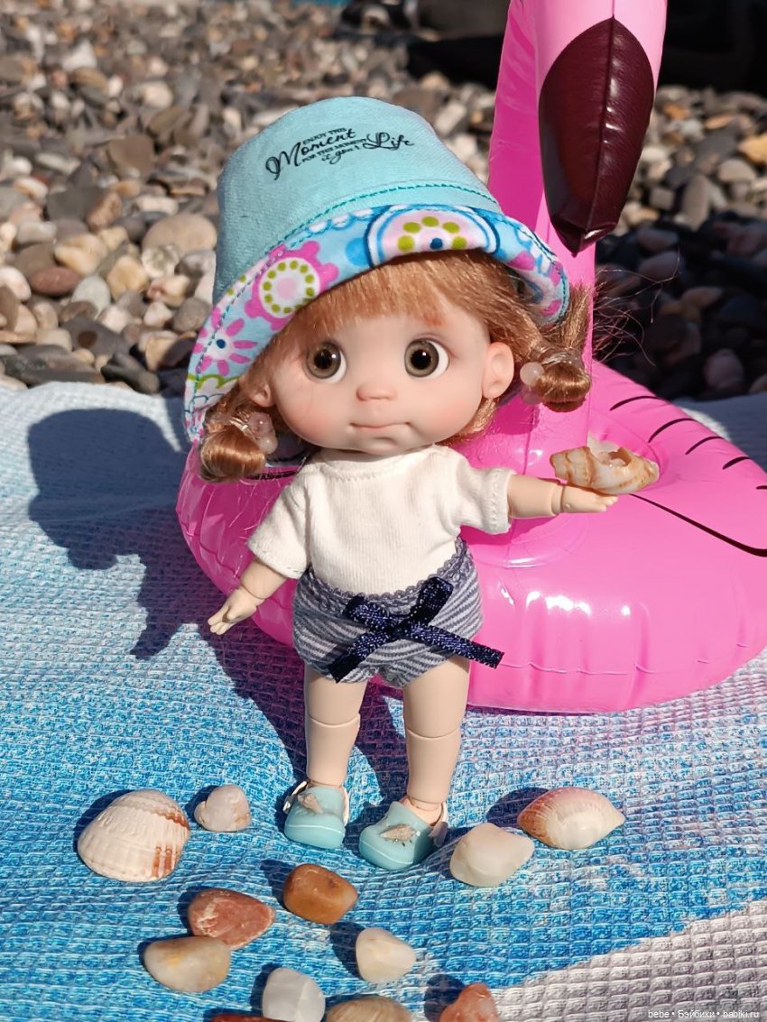 Море шепчет не грусти, лучше в гости приходи. Подарю тебе ракушку, ласково шепну на ушко. Искупаю в пене даже, полежишь со