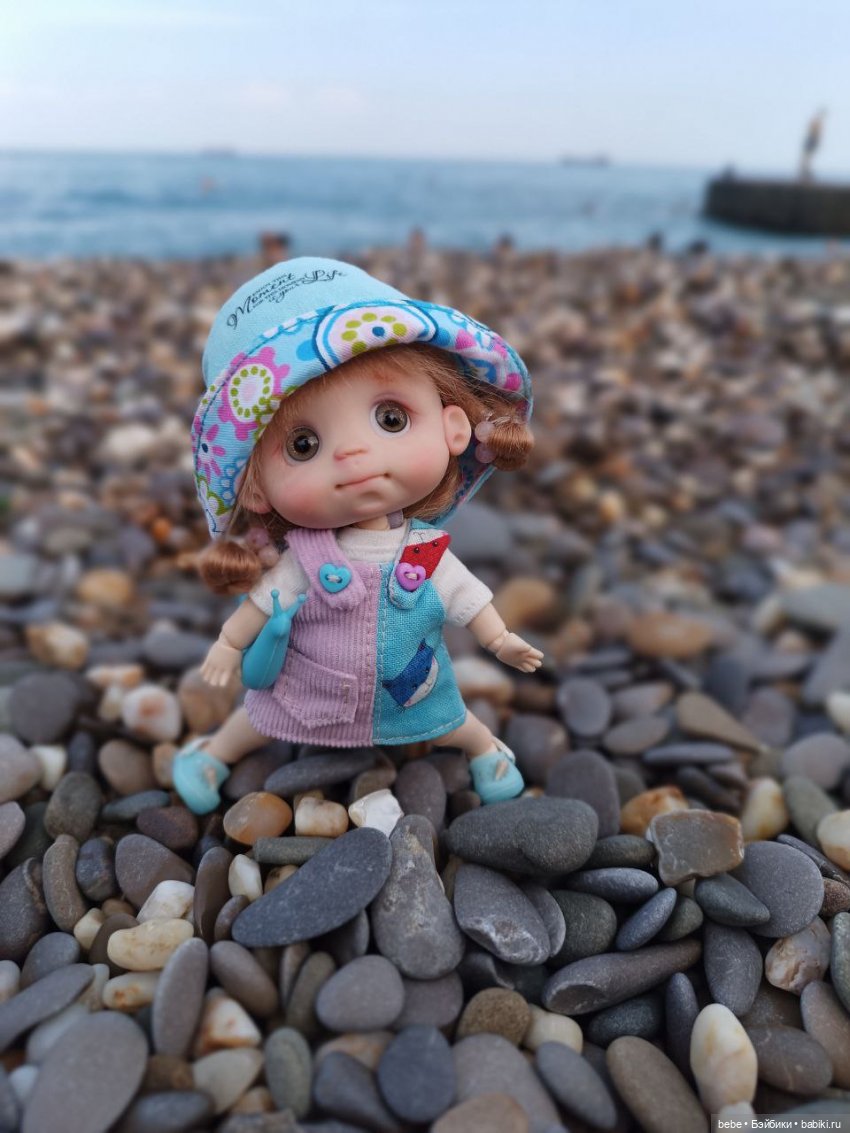 Море шепчет не грусти, лучше в гости приходи. Подарю тебе ракушку, ласково шепну на ушко. Искупаю в пене даже, полежишь со