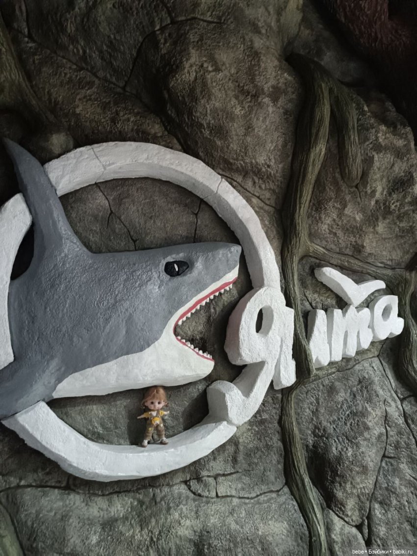 Море шепчет не грусти, лучше в гости приходи. Подарю тебе ракушку, ласково шепну на ушко. Искупаю в пене даже, полежишь со