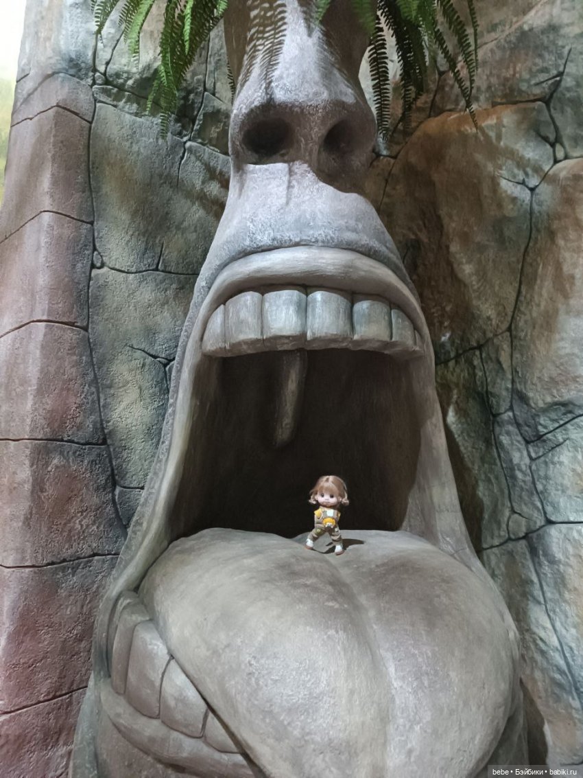 Море шепчет не грусти, лучше в гости приходи. Подарю тебе ракушку, ласково шепну на ушко. Искупаю в пене даже, полежишь со