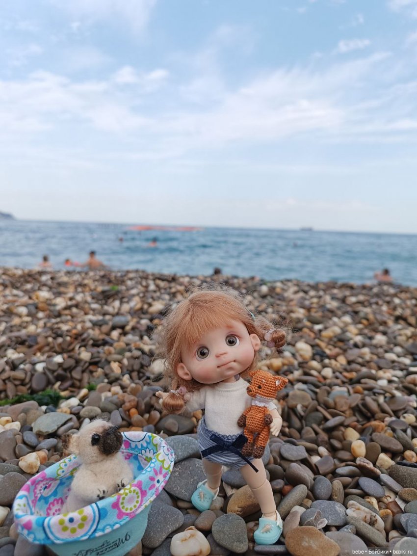 Море шепчет не грусти, лучше в гости приходи. Подарю тебе ракушку, ласково шепну на ушко. Искупаю в пене даже, полежишь со