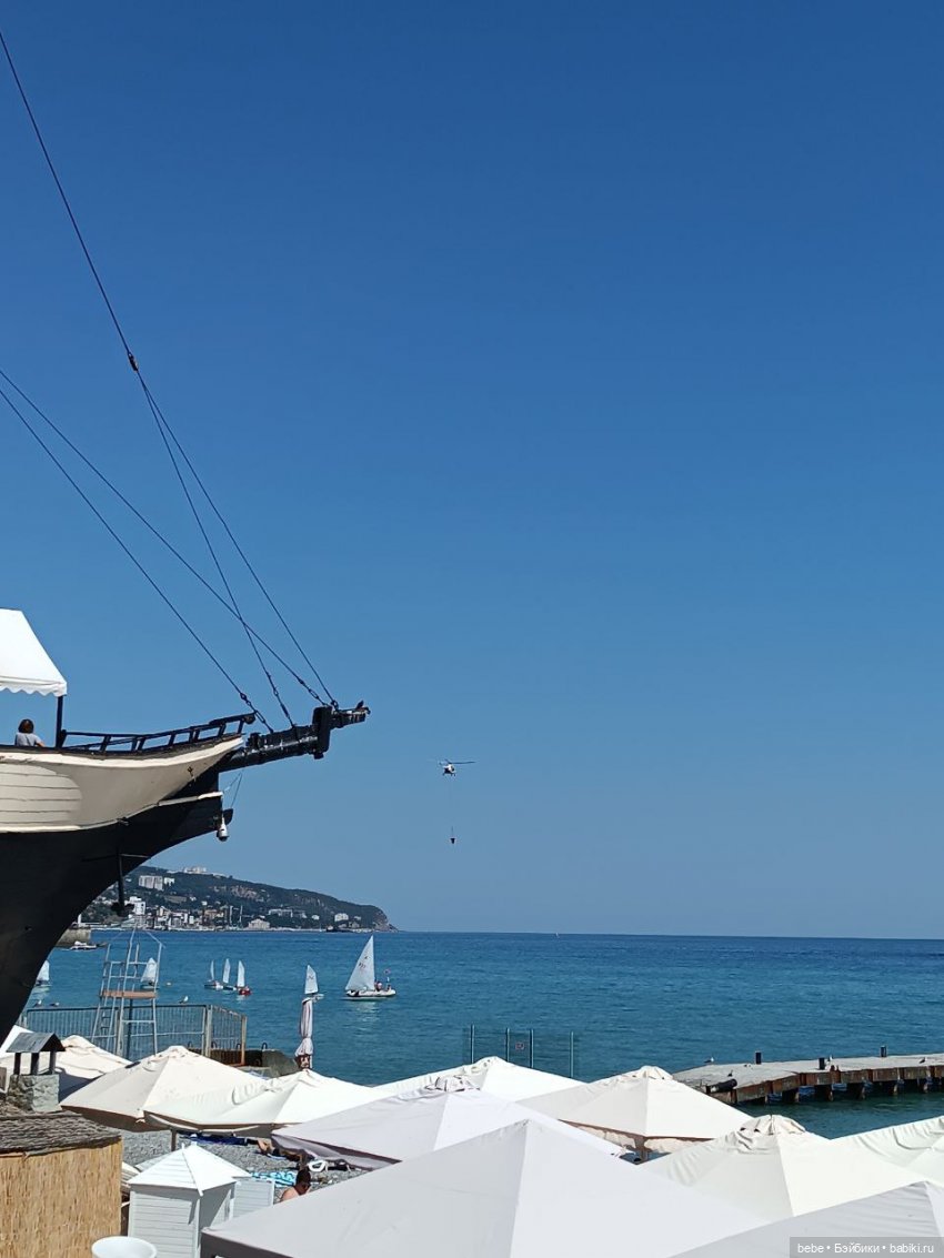 Море шепчет не грусти, лучше в гости приходи. Подарю тебе ракушку, ласково шепну на ушко. Искупаю в пене даже, полежишь со