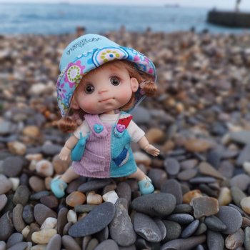 Море шепчет не грусти, лучше в гости приходи. Подарю тебе ракушку, ласково шепну на ушко. Искупаю в пене даже, полежишь со мной на пляже.