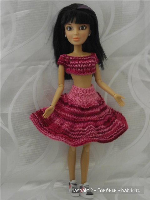 Комплект для куклы Liv | Бэйбики Комплект для куклы Liv — Вязание одежды для кукол: бесплатные схемы спицами и крючком