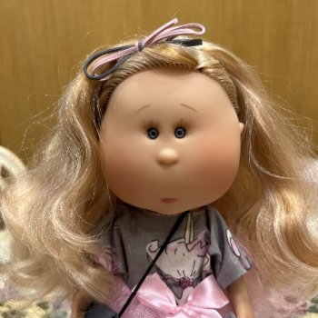 Очаровательная Мия блондинка