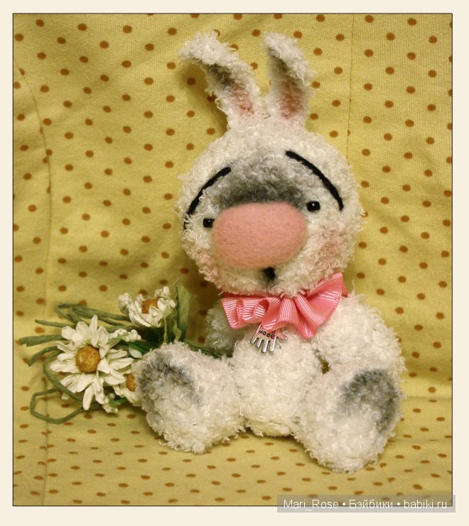Мартовский зайка с букетом цветов, игрушка вязанная крючком (фото 4)