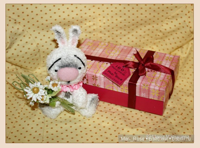 Мартовский зайка с букетом цветов, игрушка вязанная крючком (фото 5)