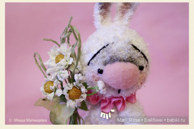 Мартовский зайка с букетом цветов, игрушка вязанная крючком (фото 3)