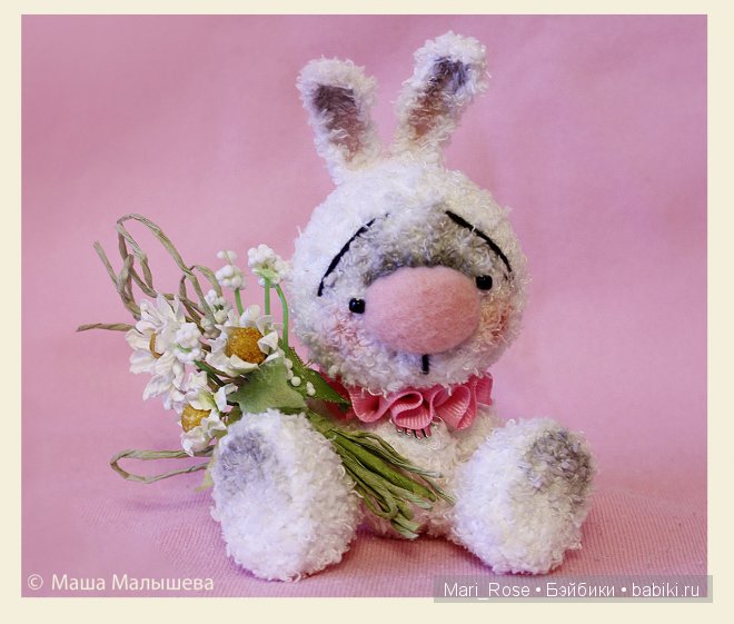Мартовский зайка с букетом цветов, игрушка вязанная крючком (фото 2)