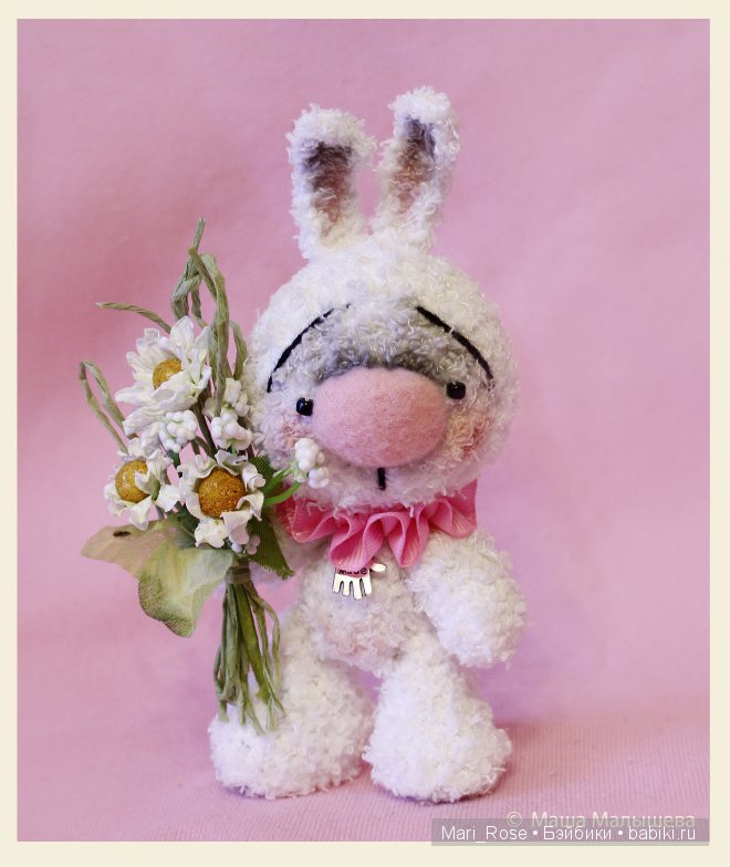 Мартовский зайка с букетом цветов, игрушка вязанная крючком