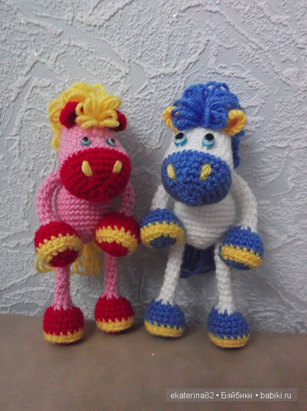 «Пасхальный сюрприз» (цыплята) и другие игрушки, вязанные крючком