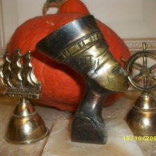 Нефертити, Клеопатра и Умрат.