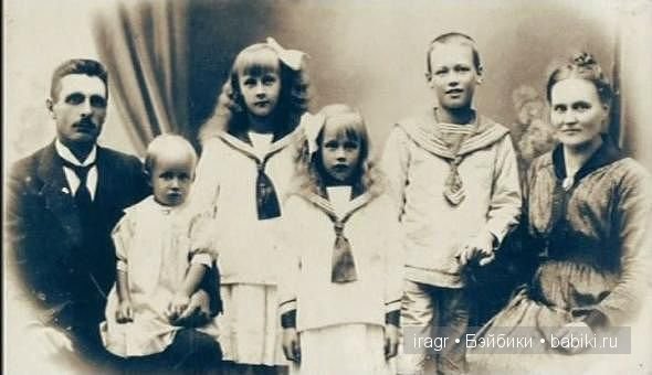 Астрид Линдгрен(третья слева) с родителями .