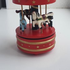Карусель деревянная