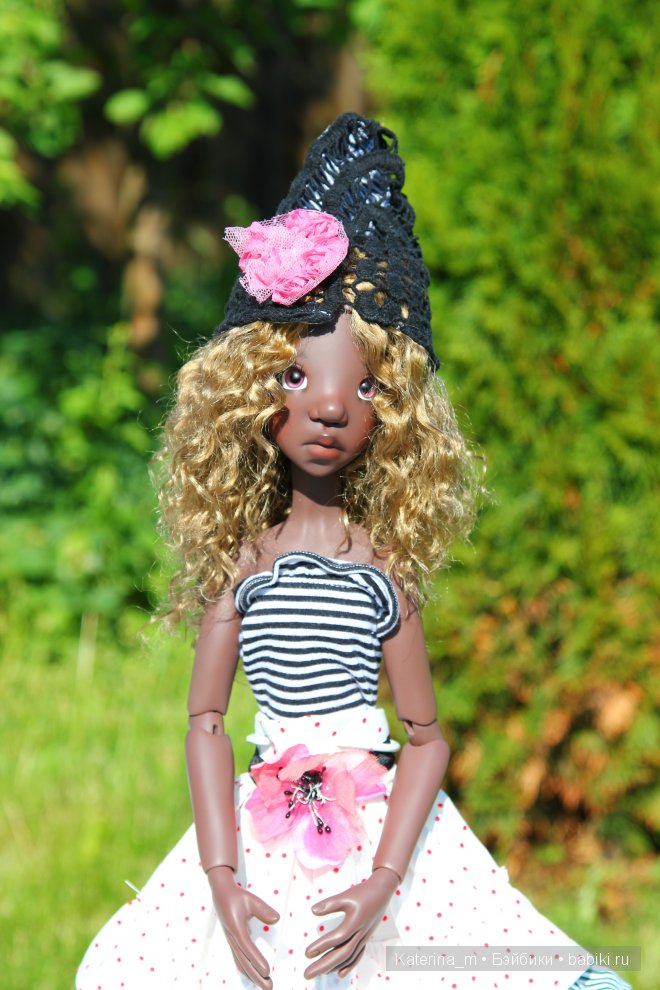 Тобичка (Tobi от Kaye Wiggs) в лучах летнего солнышка