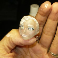 Шарнирная и прозрачная. Самая первая. Ее звали Льдина