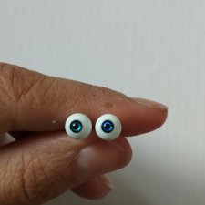 Глазки как коляски, только не катаются, а переливаются