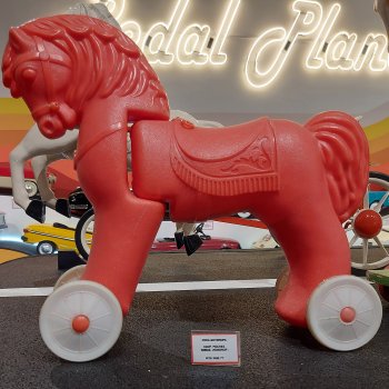 "Конь-огонь. XX век в истории игрушек". Лошадки Елены Кармацкой