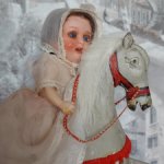 Малышка Heubach Koppelsdorf 300 на лошадке