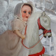 Малышка Heubach Koppelsdorf 300 на лошадке