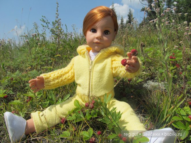 Ханна собирает землянику.