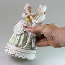 Уважаемые коллекционеры, прошу помощи в опознании фарфоровой статуэтки