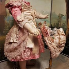 Продолжаются поиски фасона платья