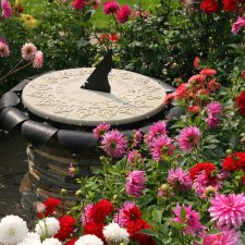 СОЛНЕЧНЫЕ ЧАСЫ в ландшафтном дизайне