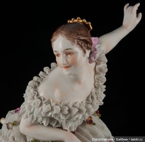 Изящный кружевной фарфор и статуэтки "кружевницы"