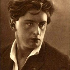 Двое тихо говорили