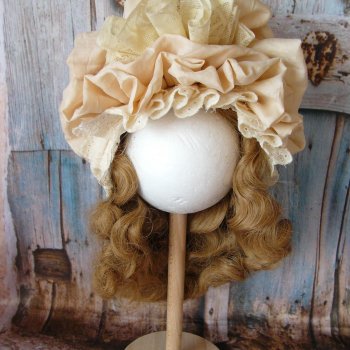 Вот сегодня закончила боннет для антикварной куклы.