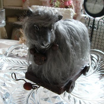 Овечка на тележке в компанию к антикварным куклам.