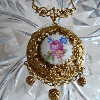 Украшаем прекрасных кукол. Подвеска. Винтаж.