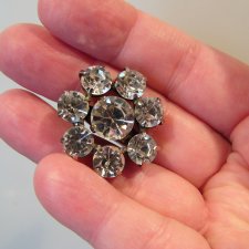 Маленькая ,красивая , винтажная Брошь для кукольных нарядов.