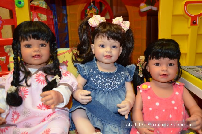 Сестрички близняшки Adora Doll