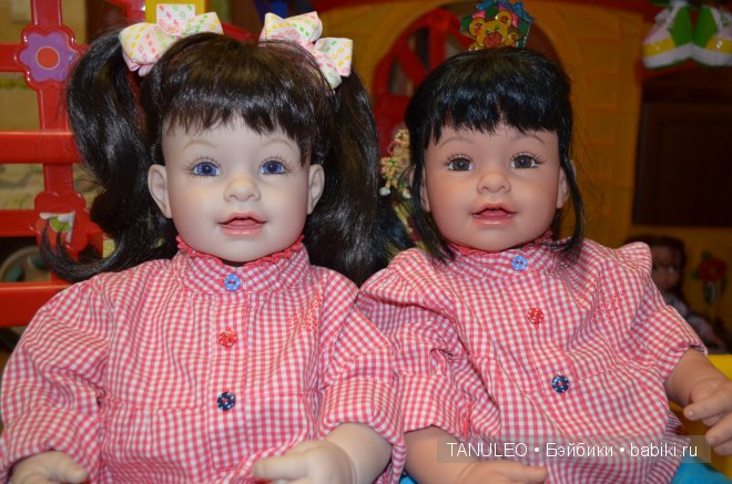 Сестрички близняшки Adora Doll