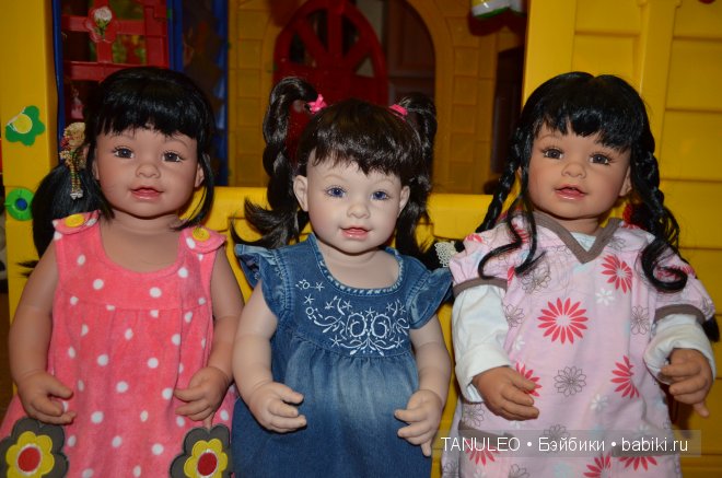 Сестрички близняшки Adora Doll