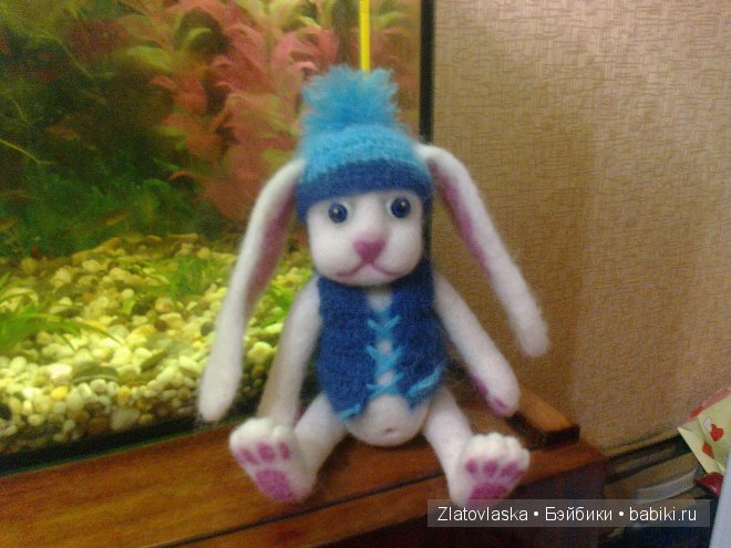 Зайка был создан еще зимой, поэтому соответствующий наряд. Лапки подвижные, но стоять самостоятельно не может, говорит, что еще маленький)))