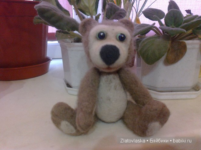 Мишутка тоже с подвижными лапками, стоять уже немножко, в отличии от заинки, научился.