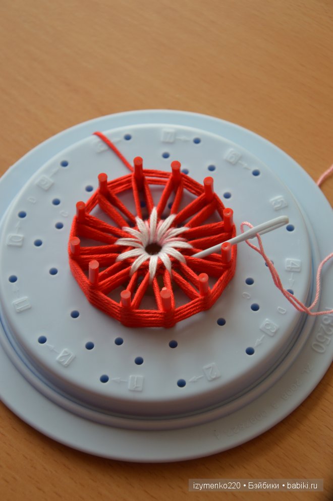 Оооочень полезная штучка. Изготовление цветов из ниток (фото 8)