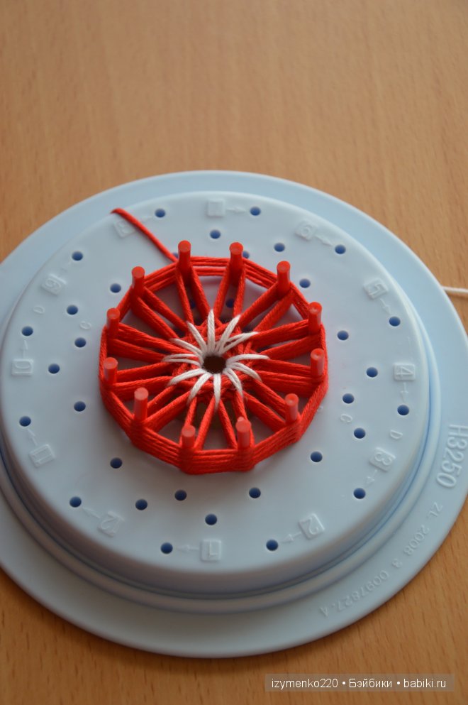 Оооочень полезная штучка. Изготовление цветов из ниток (фото 7)