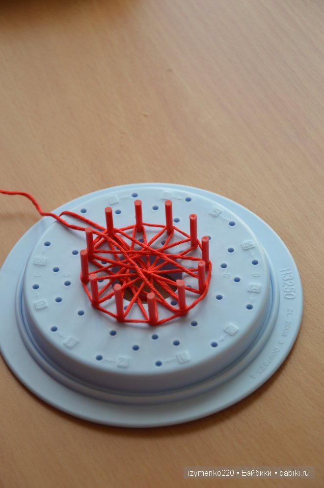 Оооочень полезная штучка. Изготовление цветов из ниток (фото 2)