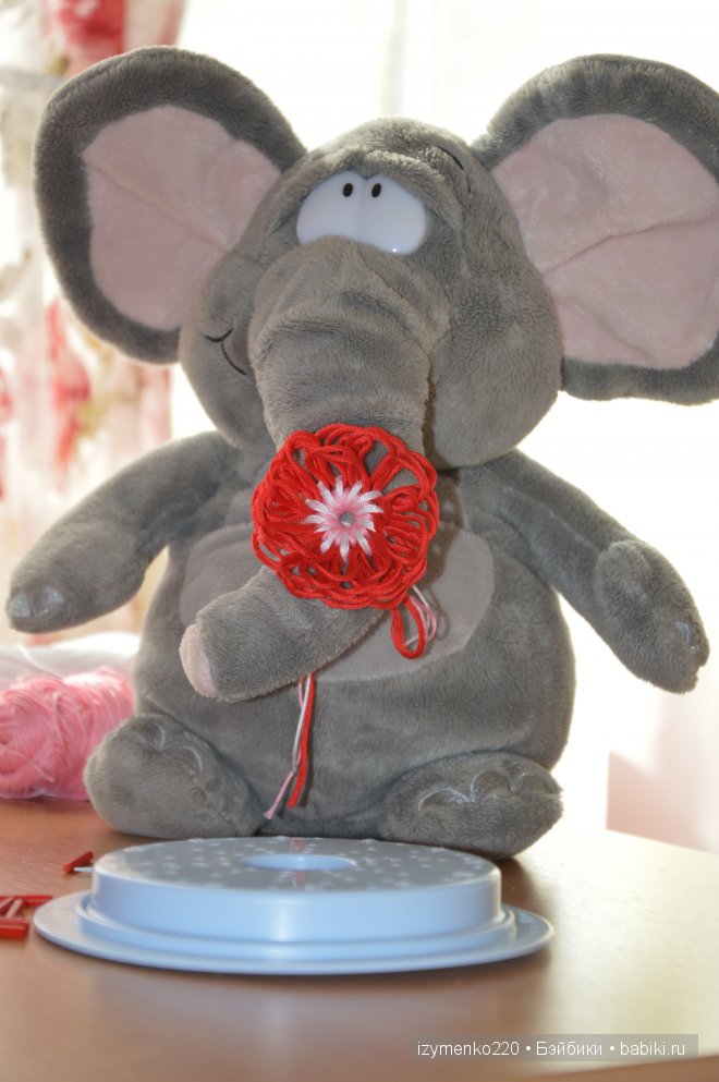 Оооочень полезная штучка. Изготовление цветов из ниток (фото 10)