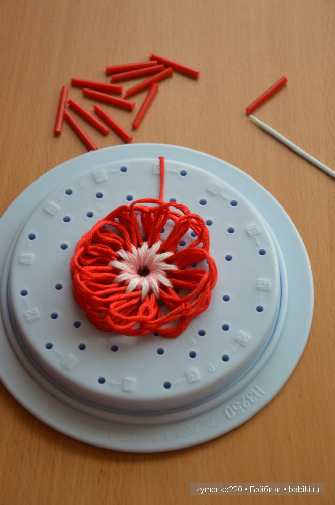Оооочень полезная штучка. Изготовление цветов из ниток (фото 9)