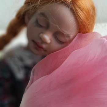 Сходили в гости или снимайте ботинки, когда залезаете на стол