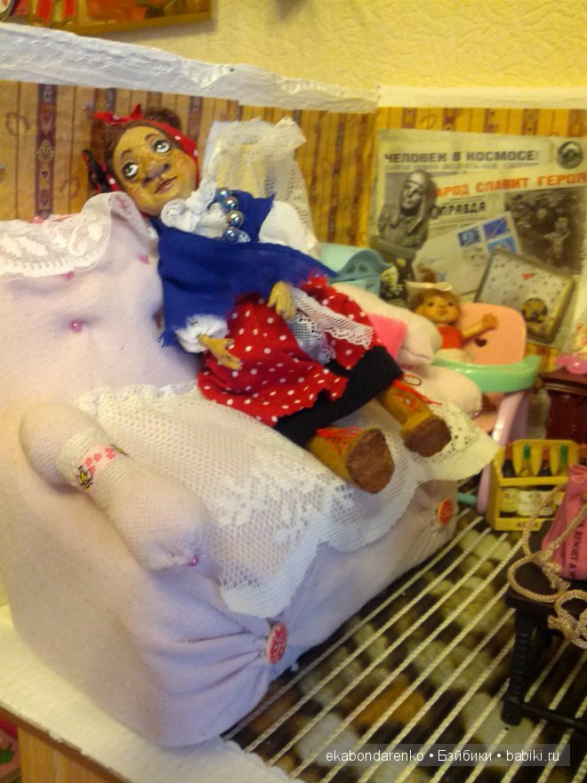 Диван для кукол из колготок