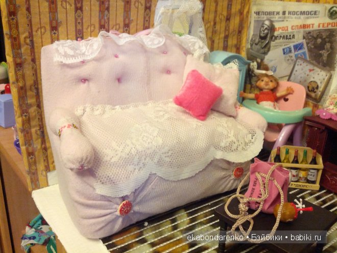 Диван для кукол из колготок