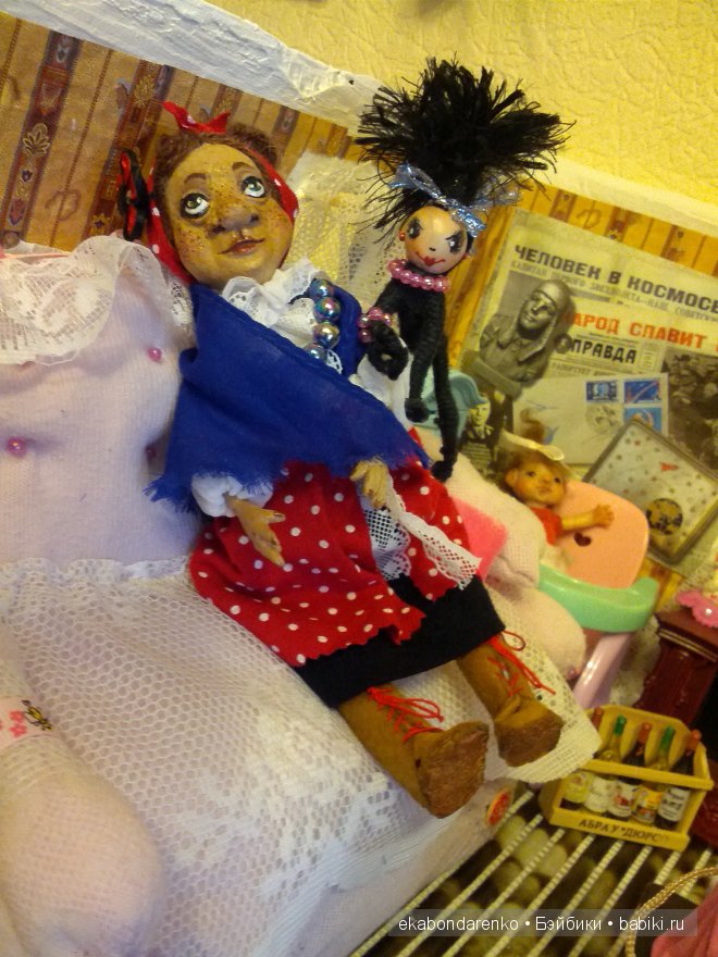 Диван для кукол из колготок