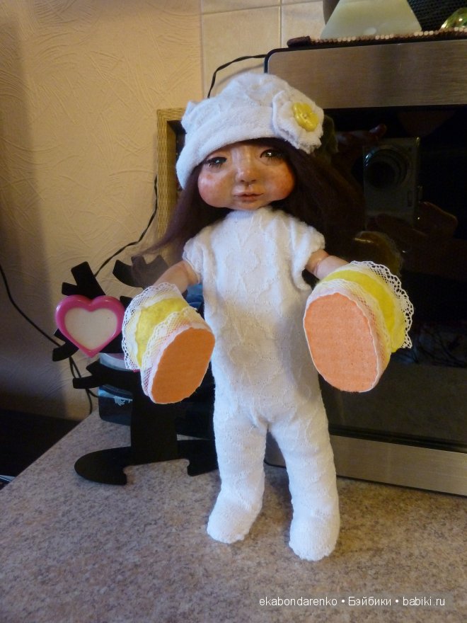 Диван для кукол из колготок (фото 2)